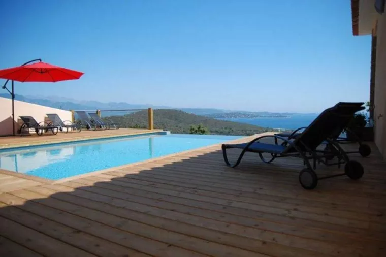 Réserver villa avec 4 chambres et piscine à débordement en Corse, Porto-Vecchio, Villa Rocca Bianca